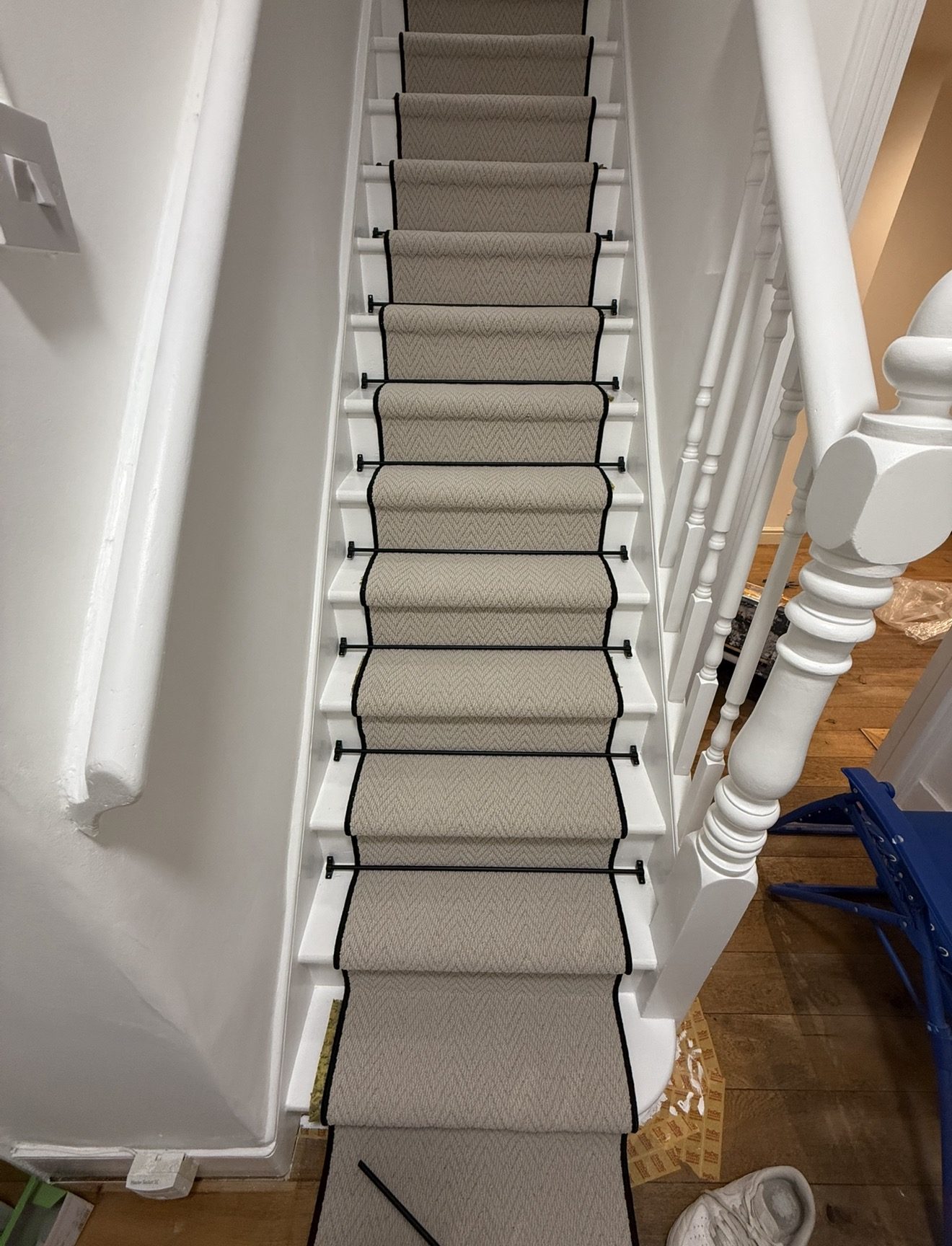 Stair runner fitted with rods
